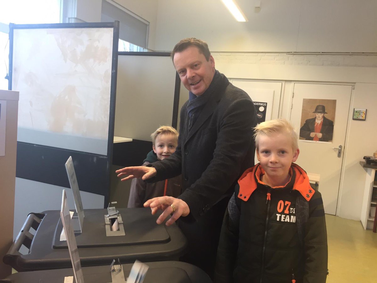 johkramer's tweet photo. Hjoed stimme foar #PS2019 #Fryslân Stim foar in takomst foar ús bern. Mei romte foar greidfûgels yn griene greiden. Romte ek foar de bern dy’t it mei de hannen fertsjinje moatte. En romte foar genôch huzen yn de doarpen! Jou ús de Romte #stimFNP https://t.co/f3QO6k46tA