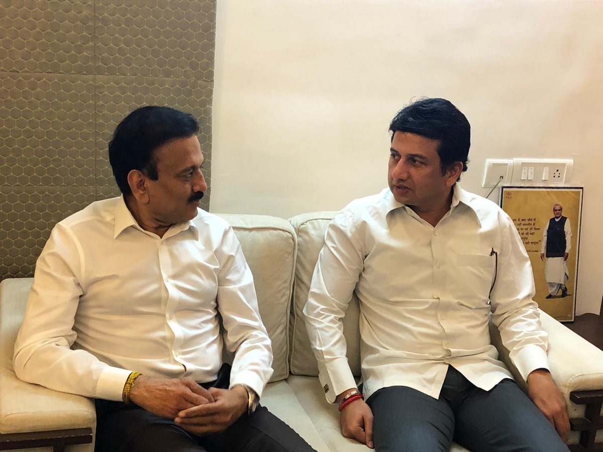 RahulPatil_BJP's tweet photo. #BREAIKING मुंबई : रणजितसिंह मोहिते पाटील गिरीश महाजन यांच्या भेटीला, थोड्याच वेळात वर्षा निवास्थानी घेणार मुख्यमंत्र्यांची भेट, त्यानंतर गरवारे क्लबमध्ये होणार अधिकृत पक्षप्रवेश.
@girishdmahajan @BJP4Maharashtra https://t.co/hEeGemibQl