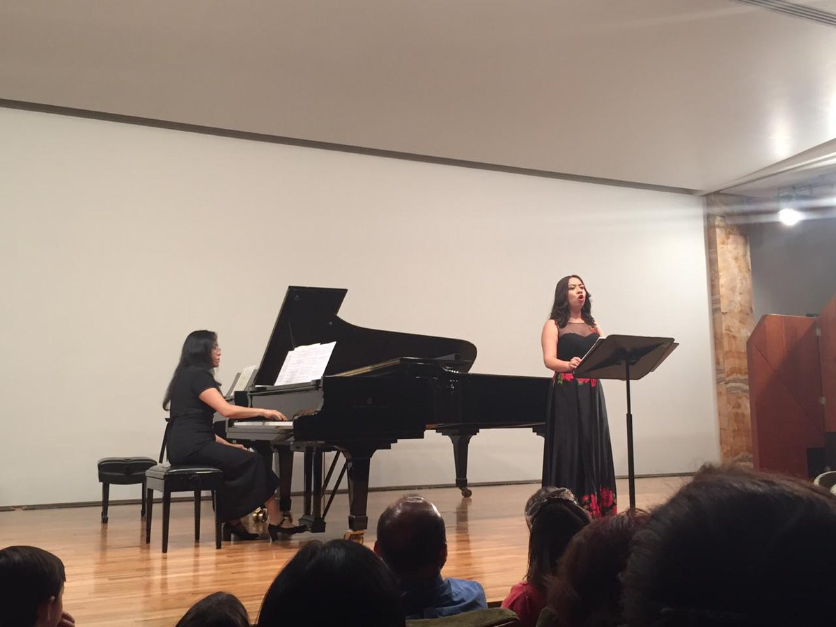 donjuanborbon's tweet image. ✈️🌎 #MaríadePablos cruza el charco de la mano de la @donjuanborbon para participar en el XIX Encuentro Iberoamericano de Mujeres en la Música. Un placer llevar hasta #México a la compositora segoviana para reivindicar la #igualdad real en la música. bit.ly/2Y2PY4m