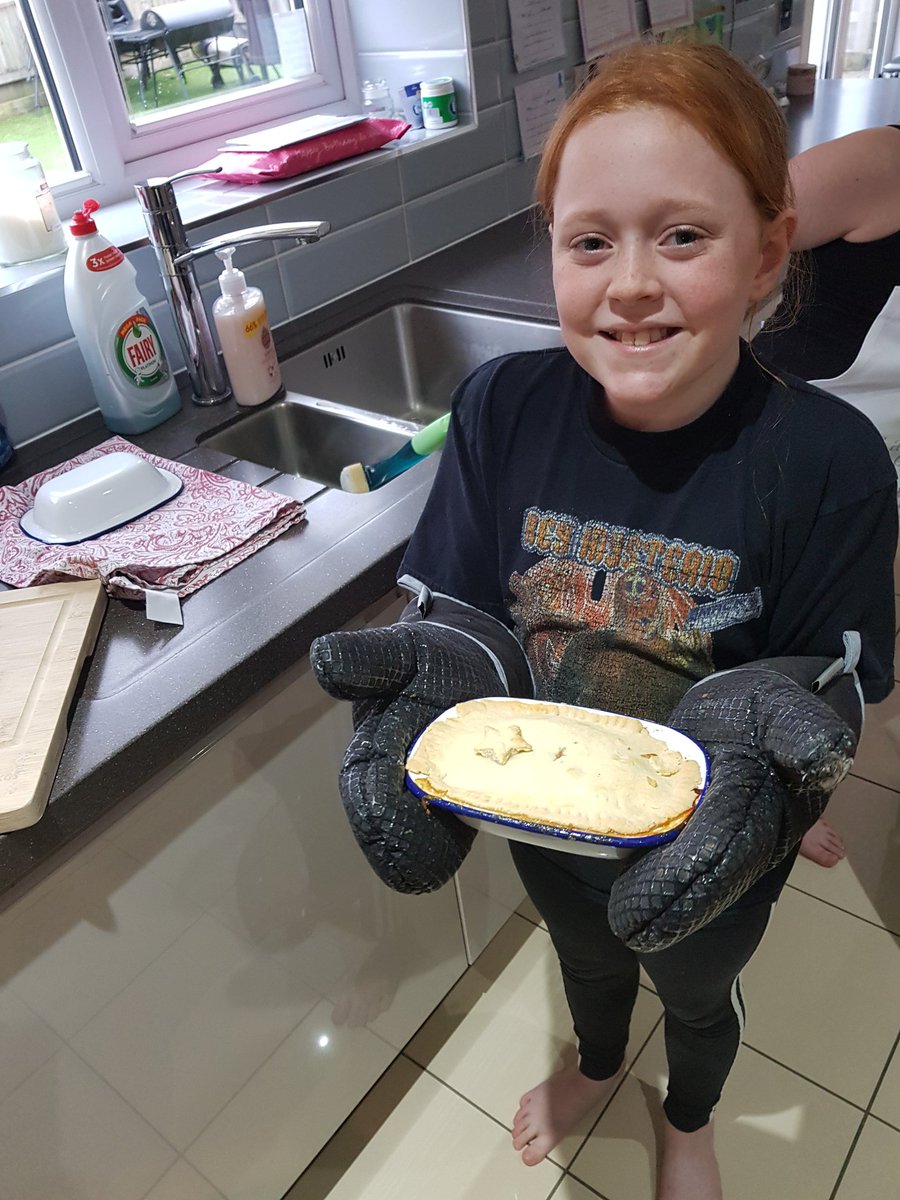 RachelH18073787's tweet photo. @MarklandHill @nicewens 
The twins enjoying making their own potato pie for tea. Yummy 😋 https://t.co/5AK4fVzk2q