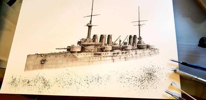 初めて描く外国艦となったフランス戦艦「ダントン」。連日の夜なべの結果、ひとまず艦体の塗り込みが完了。さっそく、進水に向けて海面塗り込みの準備です。鉛筆の粉を振り撒きます。
#フランス海軍 #戦艦ダントン #鉛筆画 #鉛筆艦船画 #菅野泰紀 