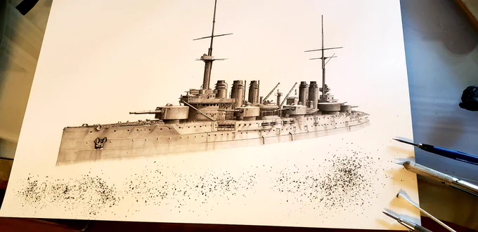 初めて描く外国艦となったフランス戦艦「ダントン」。連日の夜なべの結果、ひとまず艦体の塗り込みが完了。さっそく、進水に向けて海面塗り込みの準備です。鉛筆の粉を振り撒きます。
#フランス海軍 #戦艦ダントン #鉛筆画 #鉛筆艦船画 #菅野泰紀 