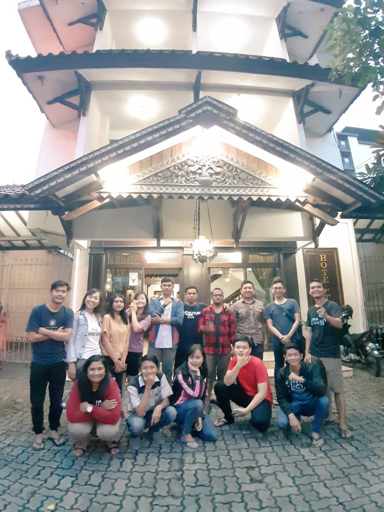 obeddaniel12's tweet photo. Menyempatkan berbagi dengan sesama, walau belum dari uang sendiri tapi tenaga yang dikeluarkan juga sudah memberkati saya dan mereka.
Tim responsi, tim lapangan. https://t.co/YR77vYxAiu