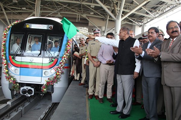 hmrgov's tweet photo. The Governor of Telangana &amp; AP Shri. E.S.L. Narasimhan, Dr. S.K. Joshi Chief Secretary, Telangana, HMRL MD Shri. N.V.S. Reddy &amp; other officials were part of the inaugural run of  #HyderabadMetrorail service from #Ameerpet to #HitechCity. @KTRTRS @TelanganaCMO @ras906359 @md_hmrl https://t.co/ysU7C4ALa1
