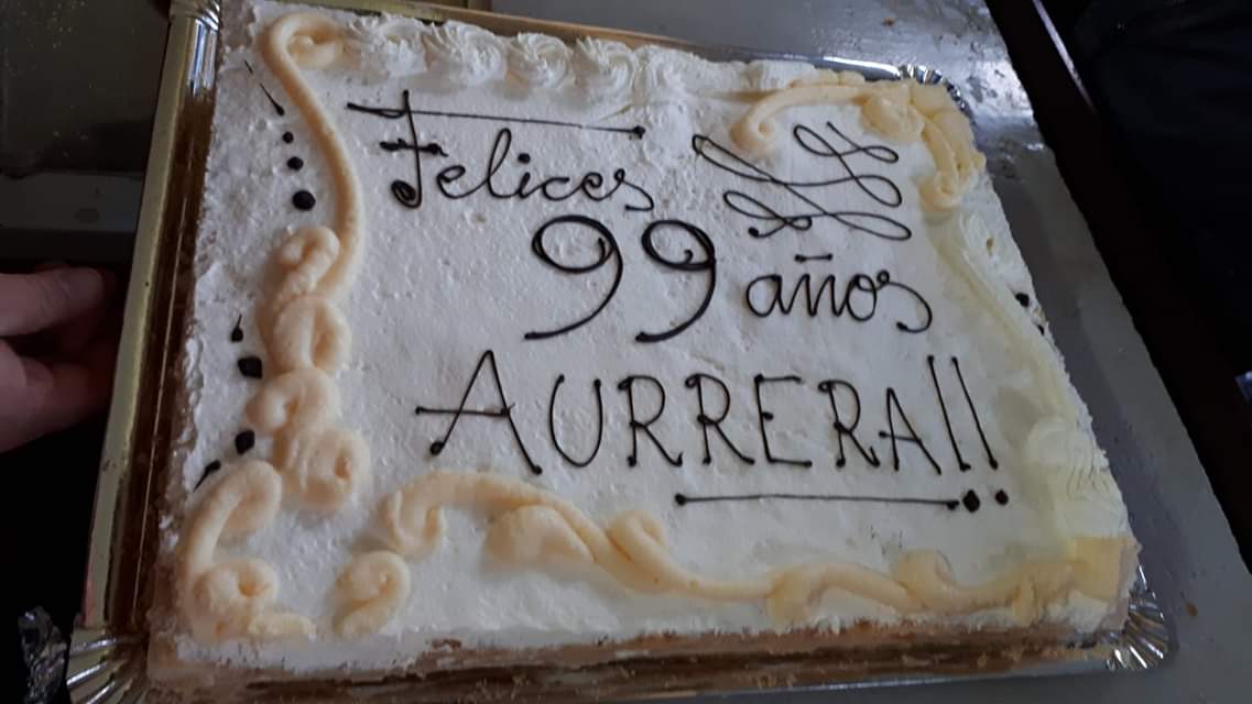 CAurreraliedena's tweet photo. Estará la clave de nuestra supervivencia en que nos cuidamos así de bien? 99 tacos y sin colesterol!!! Que bien sienta cumplir años!!! https://t.co/PlHRooqysF
