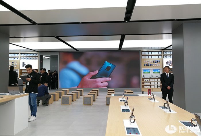 szliantronics's tweet photo. LianTronics PH1.2mm Fine-Pitch LED display cooperated with Huawei again, boosts the development of 5G. For the LED display bring unlimited possibilities.
#LED #Liantronics #HUAWEI #leddisplay #LEDChina
https://t.co/LrBk714wHQ https://t.co/nJ8LGbCMsg