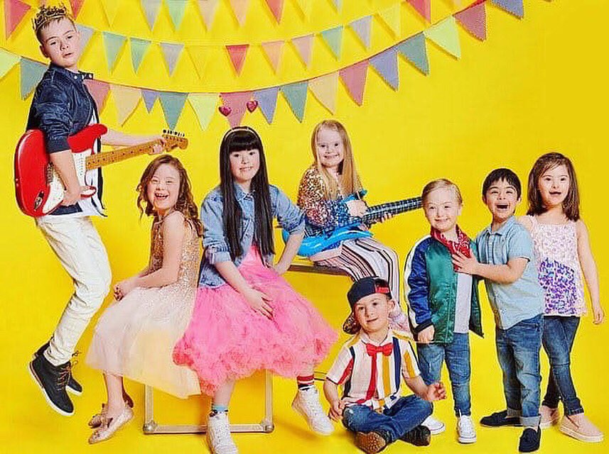 PerfectlyAlex's tweet image. Wow! What a fabulous photo! ❤️

Ben  was brilliant when I had the pleasure of working with him but how cool does he look in the @dailymail today! 

*Ben is far left rocking the guitar🤟 🎸 🤟  #nothingdownaboutit #perfectlyuniquephotography #dailymail