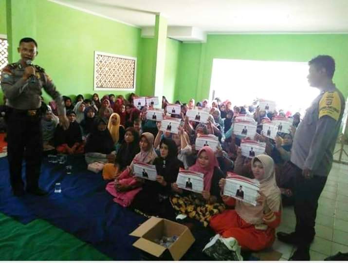 MIlham1307's tweet photo. has been happening lately is enough for us to call out for #INAelectionObserverSOS
This worrisome pic shows 'the policemen' with many moms holding out flyer 01 🤔 How can we wish for a fair play dear @DivHumas_Polri ?

#INAelectionObserverSOS https://t.co/FqPmi50tq0