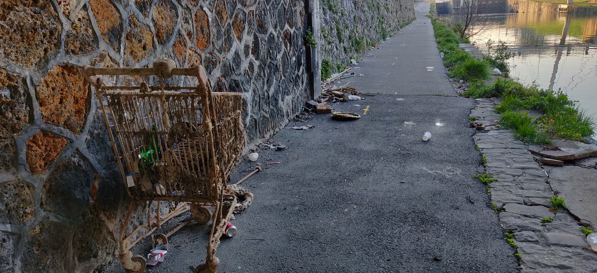 LogiBay's tweet photo. @PlaineCommune @canal_cycle @VilleSaintDenis Vu avec les gars qui nettoient sous la passerelle, ils ne peuvent plus passer à cause de ces encombrants. Ce passage bien pratique et secure est devenu immonde. J'hésite à aller affronter le Tram a nouveau. Merci pour votre action https://t.co/mpyYhKS9pB
