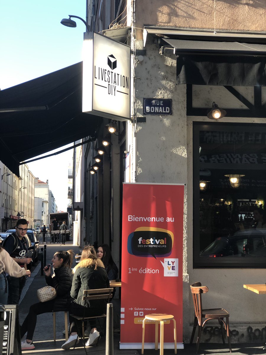 LYVE_Lyon's tweet photo. ⚡️«Vous avez besoin d’un #mentor mais à la fin, vous avez juste besoin de croire en vous.» @DianaRoss 🎤
➡️ Ceux et celles qui ont osé se lancer accueillent ce matin ceux et celles qui ont envie d’#entreprendre au #LiveStation à #Lyon. #FestivalEntrepreneurs https://t.co/2bbdRhZuk8