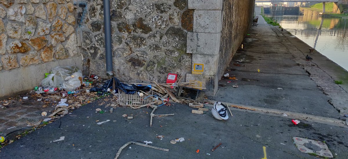 LogiBay's tweet photo. @PlaineCommune @canal_cycle @VilleSaintDenis Vu avec les gars qui nettoient sous la passerelle, ils ne peuvent plus passer à cause de ces encombrants. Ce passage bien pratique et secure est devenu immonde. J'hésite à aller affronter le Tram a nouveau. Merci pour votre action https://t.co/mpyYhKS9pB
