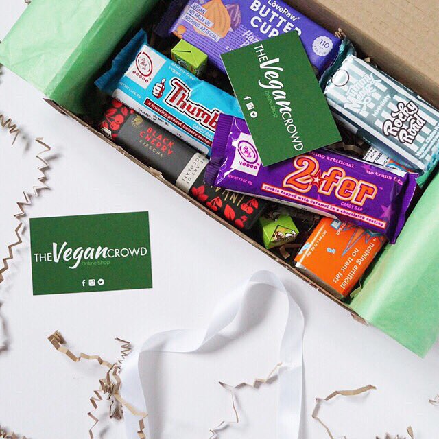thevegancrowd's tweet photo. Make sure you’re prepared for Mother’s Day 🌷 with our mystery bundle boxes, packed FULL of vegan friendly snacks! 🥰 You can add gift wrap to your box where we’ll beautify your order and add a personalised message for you, ideal if you’re sending it straight to Mum 💖 #vegan https://t.co/dtRSHaVfSG