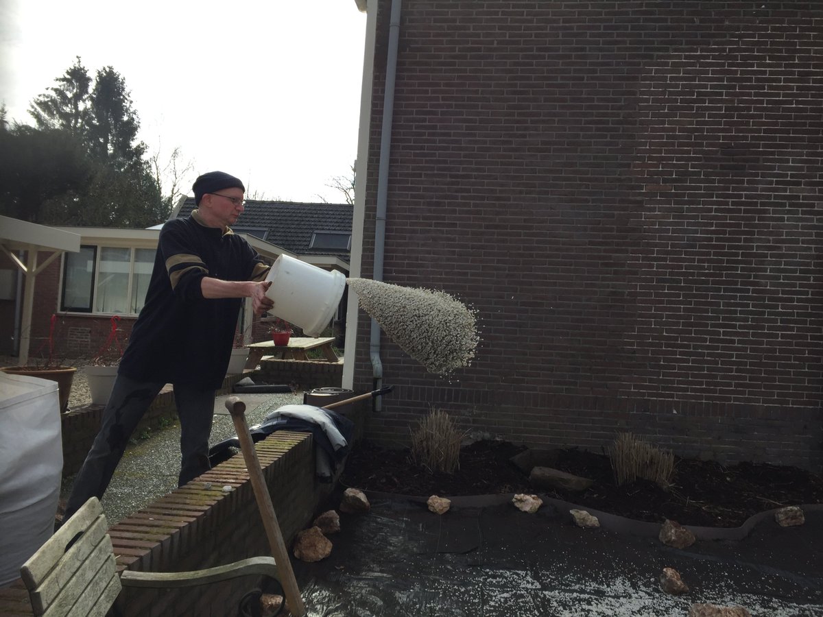 Na het leggen van de eerste steen door  @iBertjan .....zoekplaatje trouwens.....gingen de steentjes met bakken tegelijk. Het schiet aardig op nu met de zentuin bij Zen.nl #Zeist .