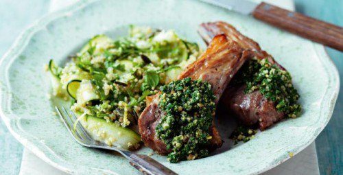 En el #DiaInternacionalDeLaFelicidad os ofrecemos una #receta con aroma a la primavera que ya está a las puertas: Chuletas de Cordero con Pesto de Ortiga, Quinoa, Hierba de Primavera y Ensalada de Limón carnivorosgourmet.es/ver_recetas_se… #gastronomía