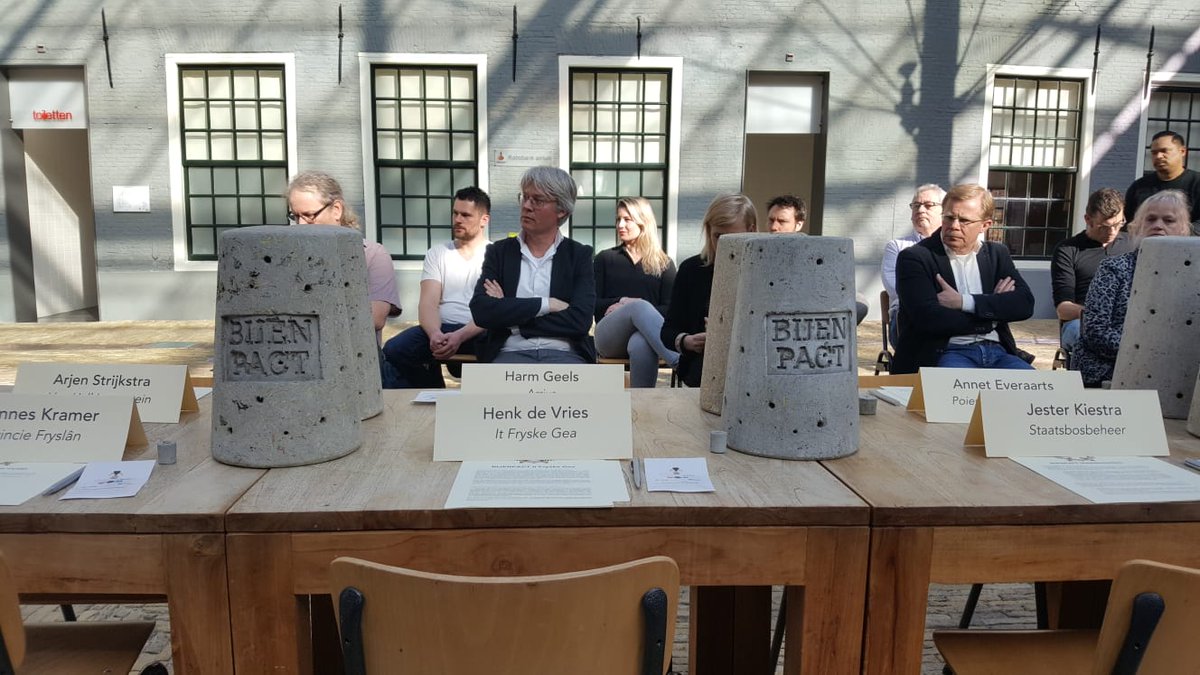 Gistermiddag heeft directeur Henk de Vries in Natuurmuseum Fryslân namens #itfryskegea het #bijenpact ondertekend. Samen met nog 14 andere (friese) organisaties die de handen ineen slaan voor de lokale  #biodiversiteit en tegen het bijensterfte-probleem. #samensterk