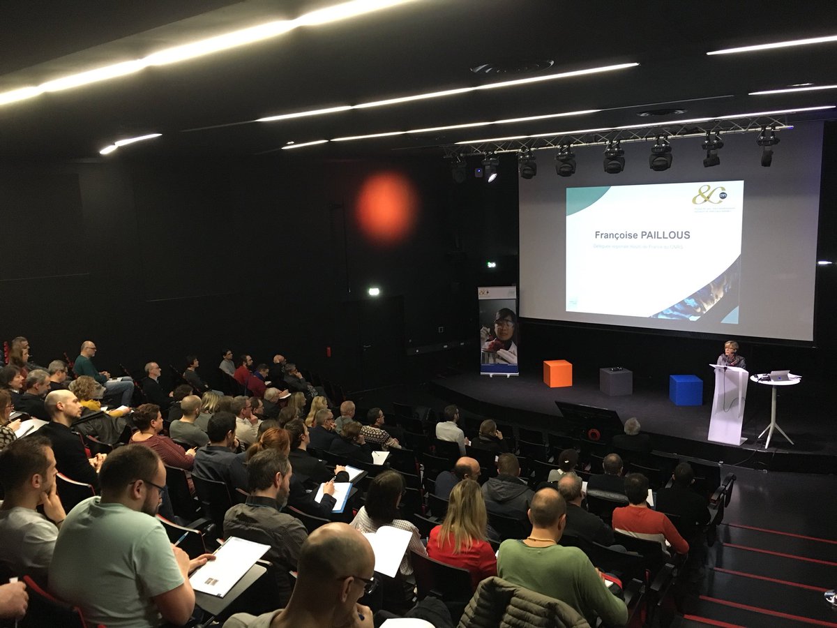 CNRS_HdF's tweet photo. Françoise Paillous, Déléguée régionale @CNRS_HdF introduit cette journée de formation #AnnéeDeLaChimie #JourChimie et remercie les 4 laboratoires qui ouvriront leurs portes cet après-midi #UMET #LASIR #MSAP #UCCS https://t.co/3GKK1AEbP1