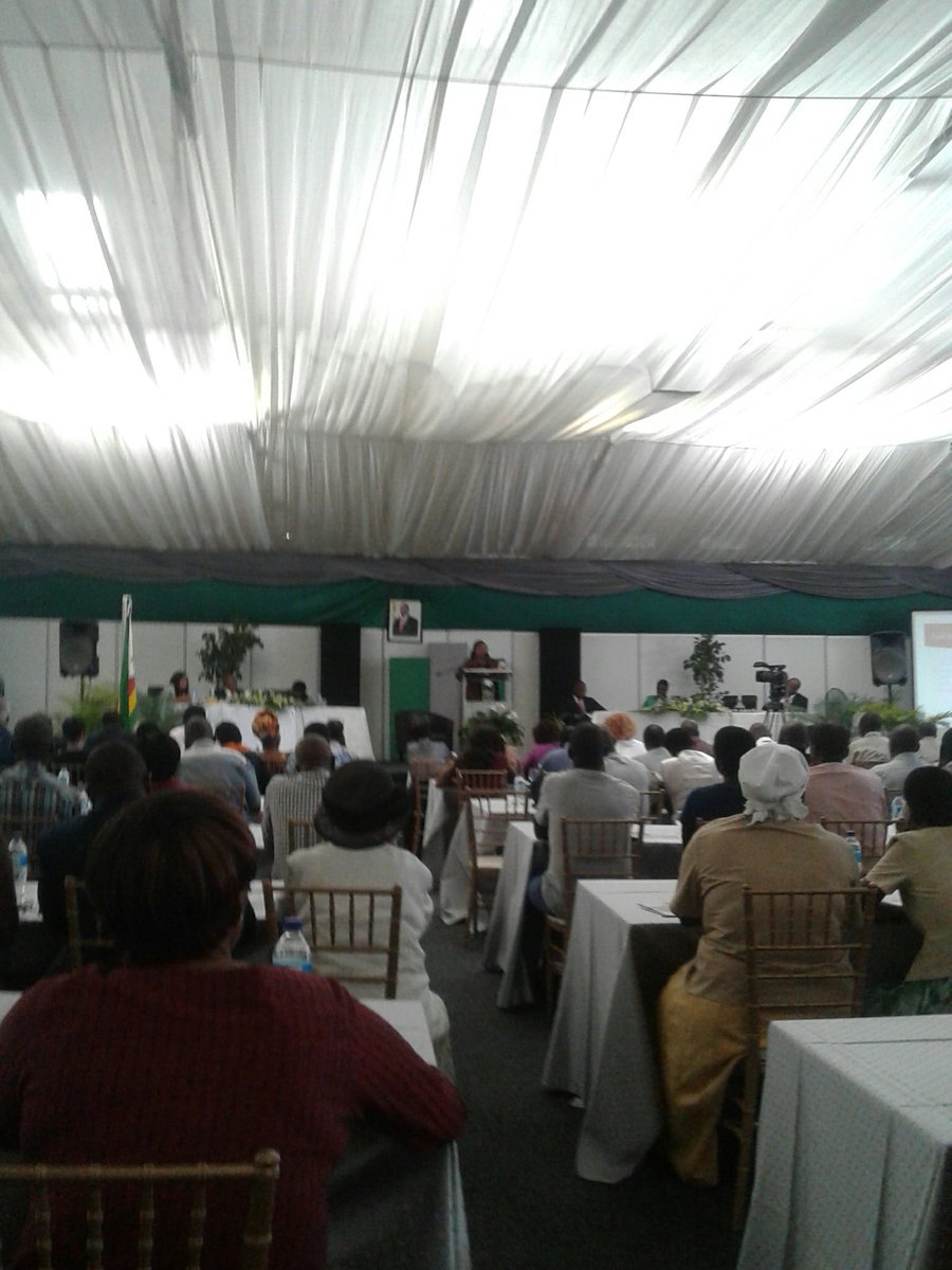 WomenASMBHungwe's tweet photo. @mukasiri @ZELA_Infor @sophietee6 @MorebieChidaush @ZIMCODD1 @WomenMines @ZMlevu ZMF President Ms H Rushwaya at small scale miners forum shows figures on how gold deliveries has drastically dropped from 500kg's a week to 20kg's a week which is of great concern,@ https://t.co/ttIZGXE9pI