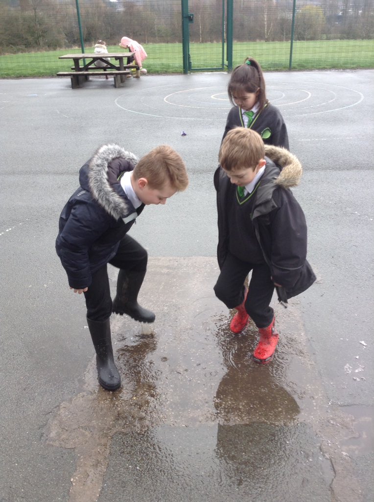 LindenRDoak's tweet photo. @LindenRDoak #signsofnature #tamevalley
Enjoying our winter walk and the use of our wellies! https://t.co/FLmOizY9xf
