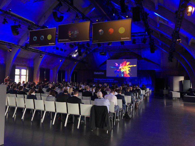 SilviaHurnaus's tweet photo. AI in Action @ #Deloitte EMEA #Analytics Bootcamp: @Oracle VP @richardmclayton discusses five ways to get started with #AI & avoid the analysis paralysis reality facing many companies today. https://t.co/Sm3lmo7EgO #ArtificialInteligence #OracleDeloitte #DataScience https://t.co/rbcZQMEwTq