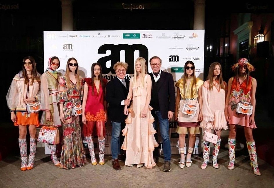 victorioylucchi's tweet photo. Gracias a todos por el caluroso recibimiento que nos brindásteis ayer en @andaluciademoda Colección Primavera-Verano 2019 "El color que da la vida".
#victorioylucchino #elcolorquedalavida #am2019 #moda #desfile #altacostura #andaluciademoda @Cajasol @dobleerre https://t.co/262DQ0Ag1R
