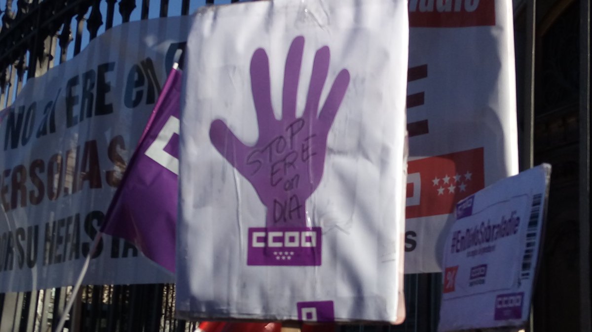 CCOOMadrid's tweet photo. ✊ Porque #EnDiaNoSobraNadie, sobran sus gestores. Concentración frente a Casa América, donde se reúne la Junta de Accionistas. #StopEreDia https://t.co/r5In1XaQX4
