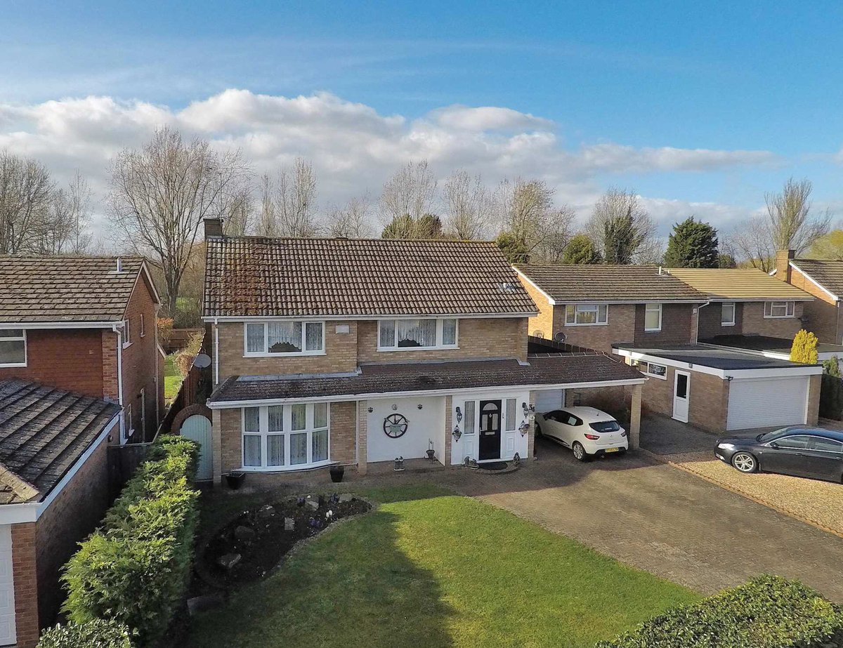 taylorwa1sh's tweet photo. #ForSale 
Any keen #golfers? ⛳️
A great #home with views over Windmill Hill golf course.
Windmill Hill Drive, Bletchley,
Price £465,000
🏡 - Detached 
🛏 - 4 Bedrooms 
🛋 - 3 Reception rooms
🌳 - Large read garden
🚗 - Garage 
📞 call 01908 571555 for more info

 #TaylorWalsh https://t.co/IOrAF11k8p