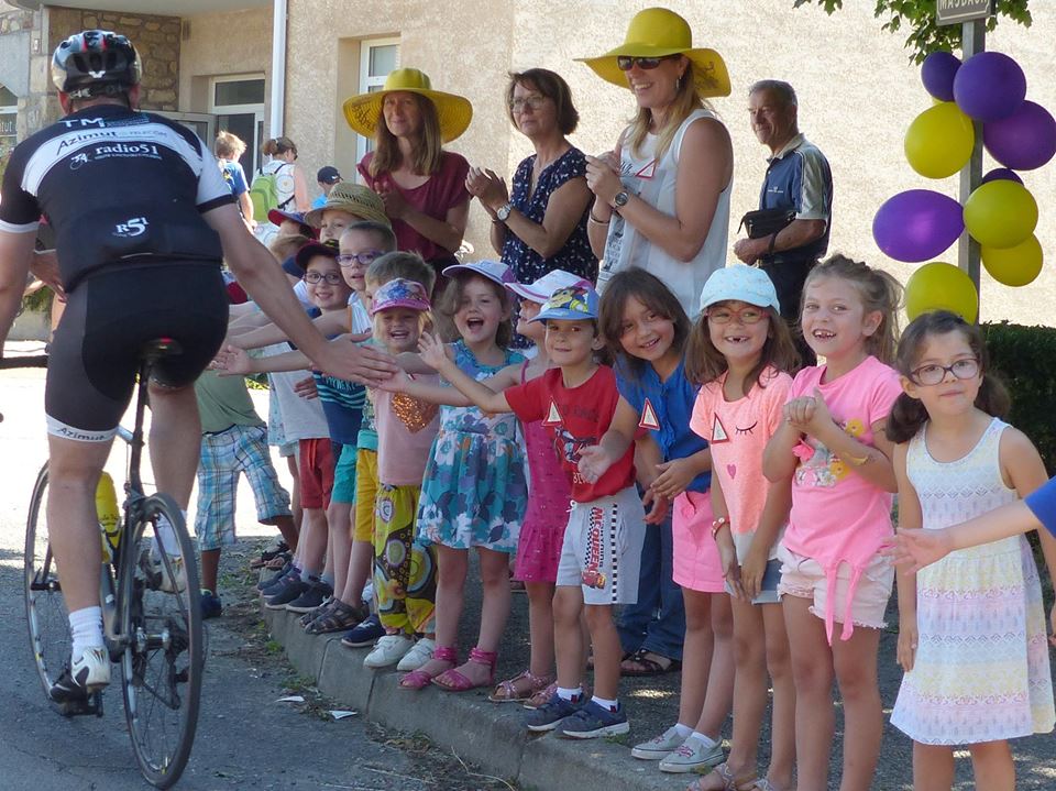 ardechoisecyclo's tweet photo. Aujourd'hui c'est la #Journéemondialedubonheur 🥰🚵♀️💜
Alors on vous souhaite beaucoup de bonheur et on vous remercie, bénévoles et cyclistes de nous en apporter chaque année sur les routes de l’Ardéchoise 😌🚴♂️💛
#superbe #lardechoise #ardéchoise https://t.co/pm2BeKRynu