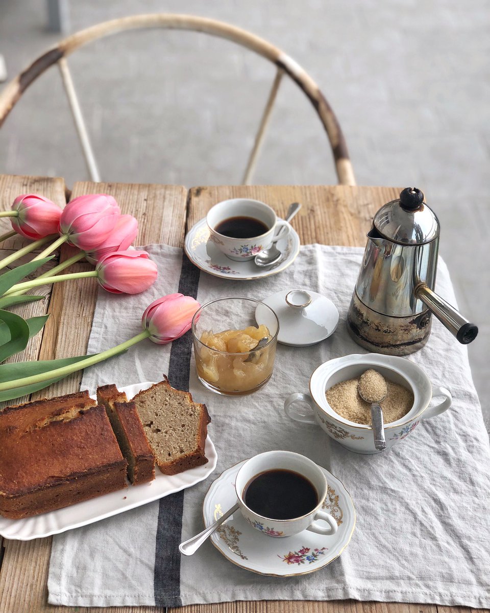 Avvolta nella mia calda coperta, aria frizzantina e il mare negli occhi. 
Caffè bollente e il mio goloso banana bread. 
Ecco qui le cose belle della vita.
Colazione di prima mattina in terrazza.
La prima dell’anno.
D’altronde domani è primavera...
#20marzo 🌷 #chiediloalladani