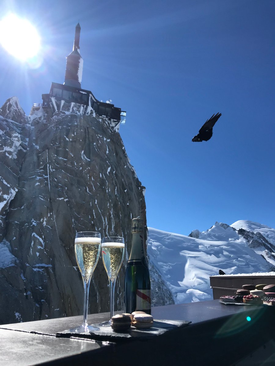 Belle journée de #printemps à #aiguilledumidi face au #montblanc ! <a href="/GHMUMM/">Maison MUMM</a> #chamonix