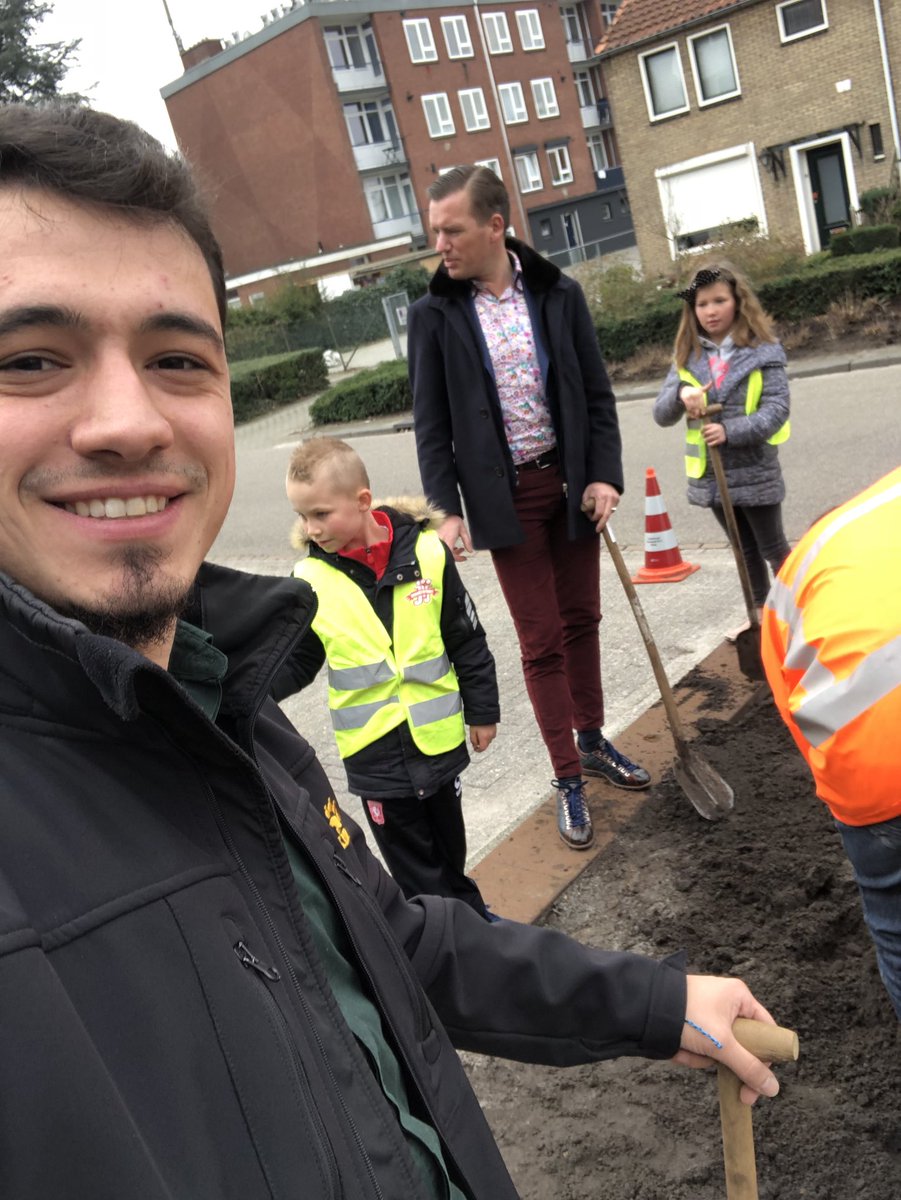 ESariakce's tweet photo. Kom je wethouder @JurgenvanHoudt voor je deur tegen 😃 ff handje geholpen met het planten van bomen #groen #stadsveld https://t.co/xPNYOAKZn4