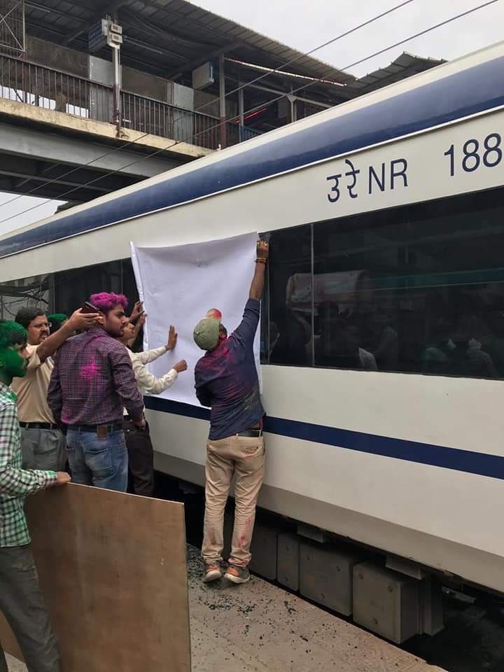 rajtoday's tweet photo. Shame! India's first train-set Train 18 Vande Bharat pelted with stones. Unidentified miscreants shattered window &amp; door panes at nine places on its eight cars near Kanpur on Sunday. https://t.co/tqX1NV4oGI