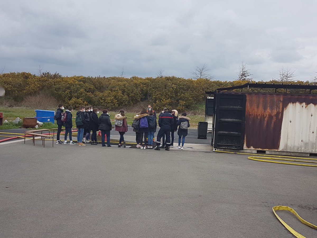 CadetsSecCivCos's tweet photo. Direction le nouveau site du @sdis53 et la plateforme formation #incendie à @saintberthevin pour nos @CadetsSecCivCos. Découverte des caissons de brûlage, explications des formateurs et observation des stagiaires. @acnantes @Prefet53 @clangouet2017 @olivierrichefou https://t.co/eNY2zQeVbK