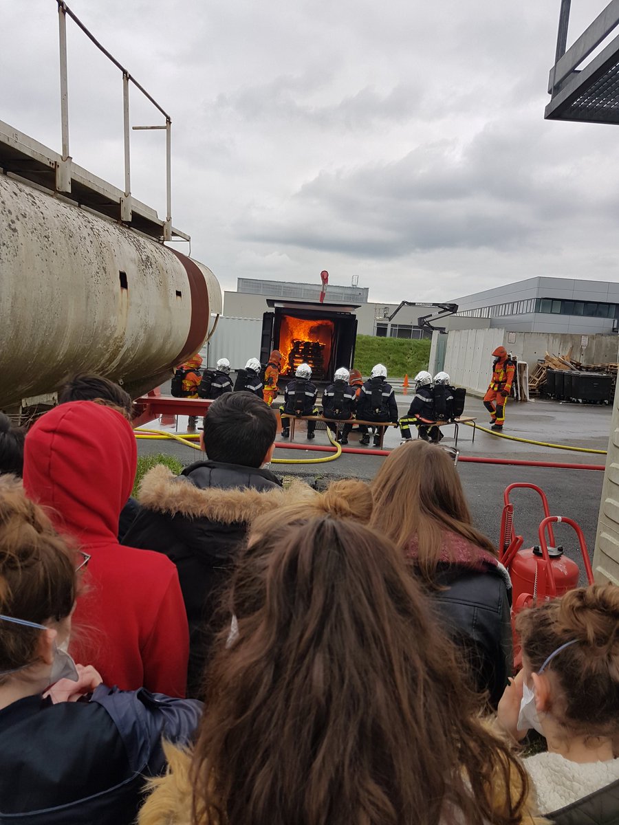 CadetsSecCivCos's tweet photo. Direction le nouveau site du @sdis53 et la plateforme formation #incendie à @saintberthevin pour nos @CadetsSecCivCos. Découverte des caissons de brûlage, explications des formateurs et observation des stagiaires. @acnantes @Prefet53 @clangouet2017 @olivierrichefou https://t.co/eNY2zQeVbK