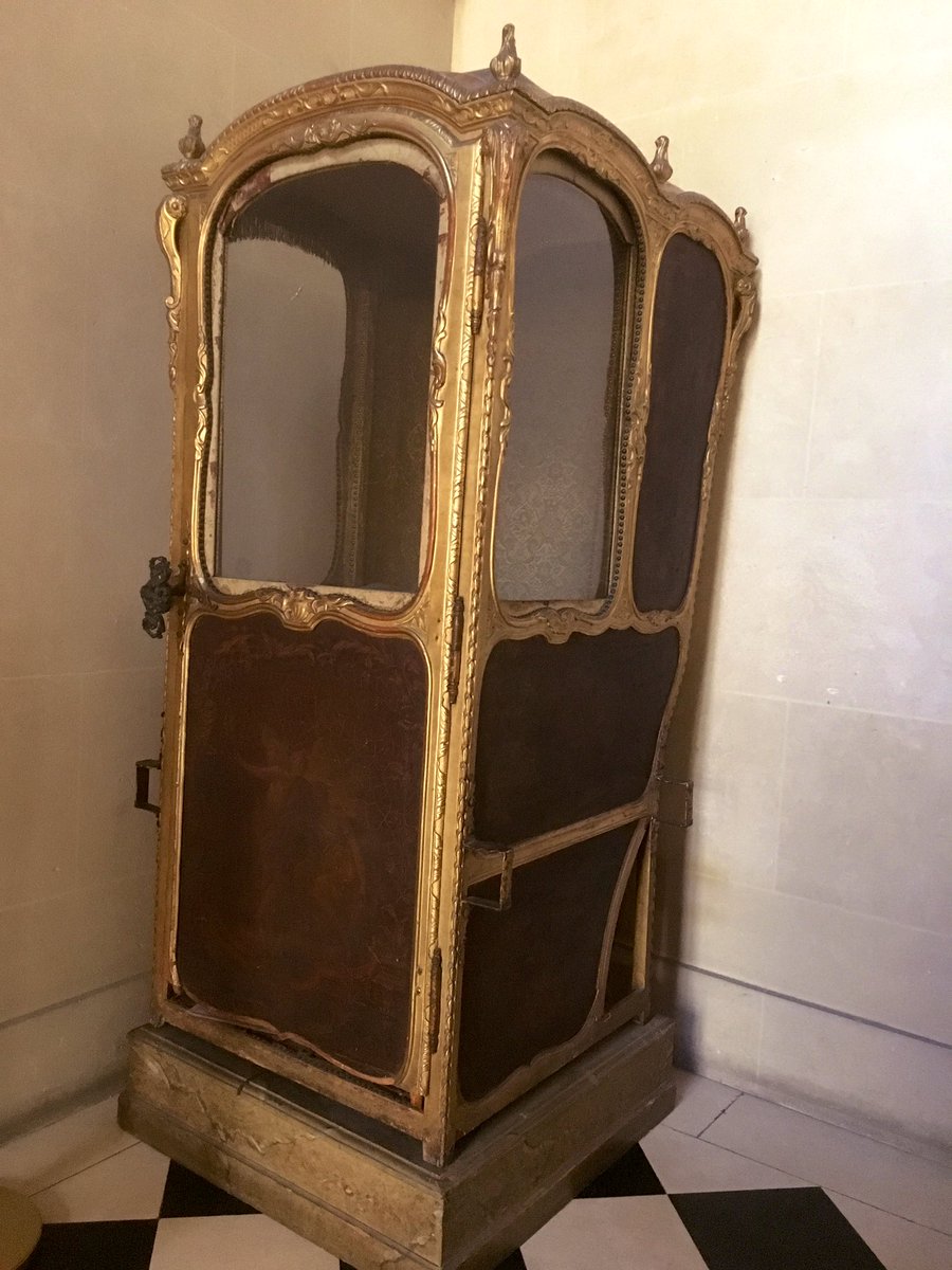 ArielWeilT's tweet photo. La solution ultime de mobilité propre, la chaise à porteur, comme celle du XVIIIe de l’@IEAdeParis: pas d’essence, pas d’électricité. Mais il faut trouver 2 (très) bons amis 👫. Sinon, y a toujours le 🚴 #retroinnovation #ÇaSePasseDansLe4. @C_Najdovski @egregoire @ParisEnVoiture https://t.co/UTTKYRXts8