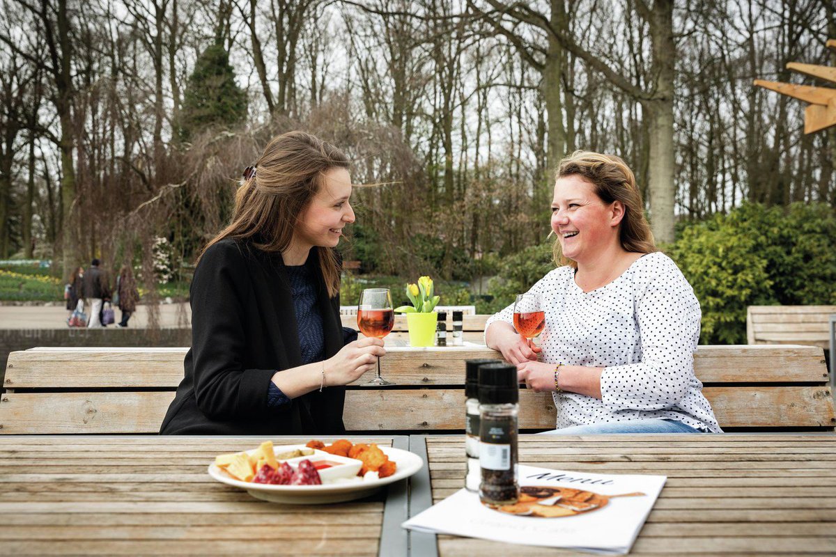 Yes! Lente! Tijd voor bloemen, zonnestralen én terrasjes. Met wie ga jij het nieuwe seizoen inluiden 🌞🌷?