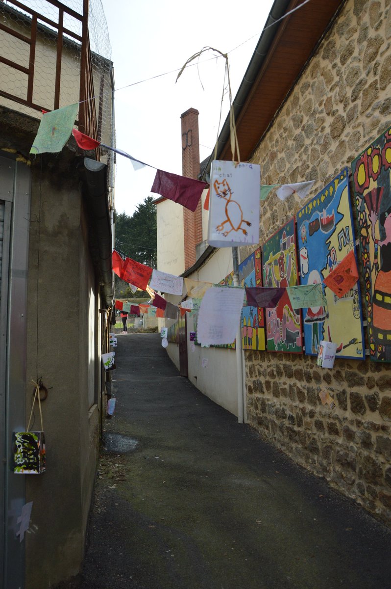 DSDEN_03's tweet photo. Le RRE de la Montagne Bourbonnaise a réalisé 1 projet dans le cadre du « Printemps des poètes » en partenariat avec collège Jules Verne,  lycée Claude Mercier, centre social, maison de retraite, l’Harmonie et l’association Niz’art. Il a abouti à 1 expo "Déambulation poétique". https://t.co/bmyjvrPcIP