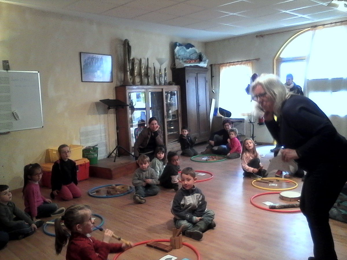 DSDEN_03's tweet photo. Le RRE de la Montagne Bourbonnaise a réalisé 1 projet dans le cadre du « Printemps des poètes » en partenariat avec collège Jules Verne,  lycée Claude Mercier, centre social, maison de retraite, l’Harmonie et l’association Niz’art. Il a abouti à 1 expo "Déambulation poétique". https://t.co/bmyjvrPcIP
