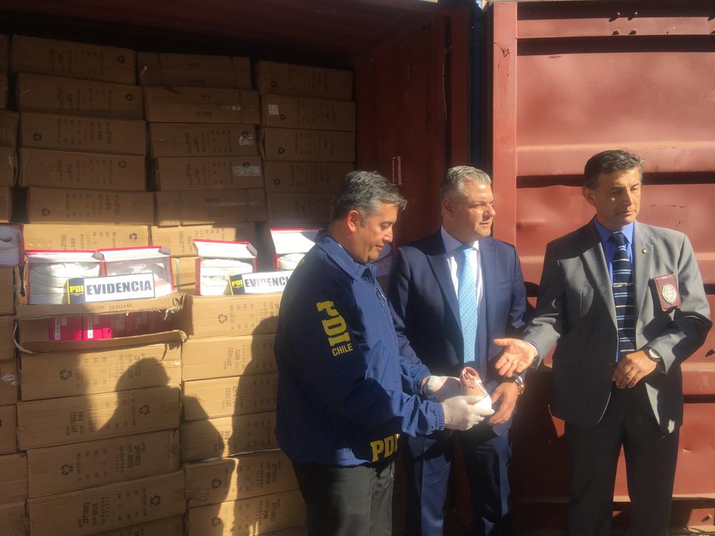 Muni_Stgo's tweet photo. 3) Marco Leon, comisario jefe de la #Bridepi , indicó que “el empresario chino mantenía grandes volúmenes de zapatillas, comercializadas y distribuidas en Meiggs emulando marcas originales muy conocidas."
Nuestro director de Seguridad, Arturo Urrutia, señaló que... (sigue) https://t.co/LajFQNV0Di