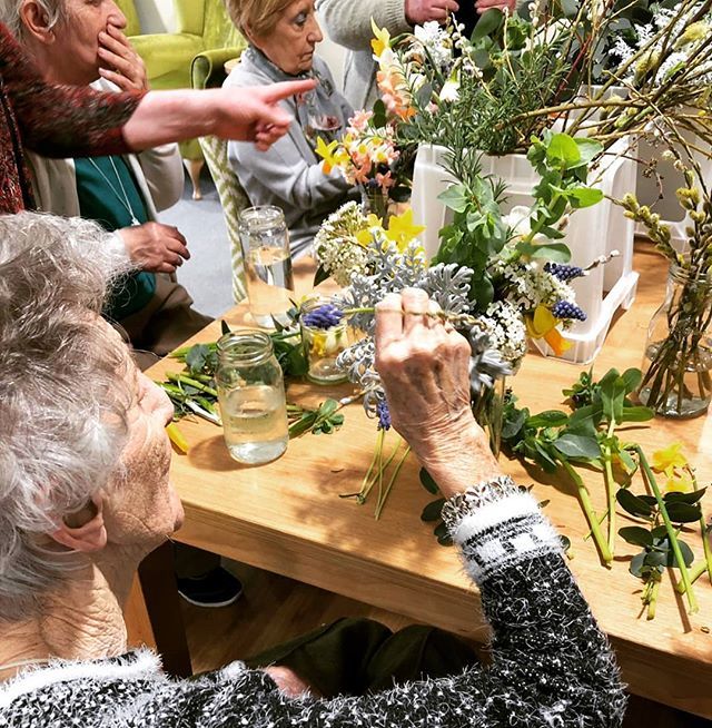 The concentration! The group at Musical Connections enjoying creating gorgeous jars of spring scent in readiness for the 10th anniversary of a Musical Connections starting this amazing opportunity for vulnerable adults to meet and make friends! 🌷🥰💕 #… ift.tt/2Y9i6my