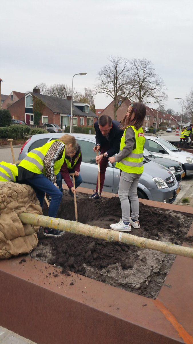 PordoiMartin's tweet photo. Deze ochtend met leerlingen van CBS De Koning en Wethouder @JurgenvanHoudt in het kader van boomplantdag 5 kastanjes geplant op winkelcentrum Stadsveld @jijmaaktdebuurt @DeZuidWester https://t.co/V8qunYyEEX