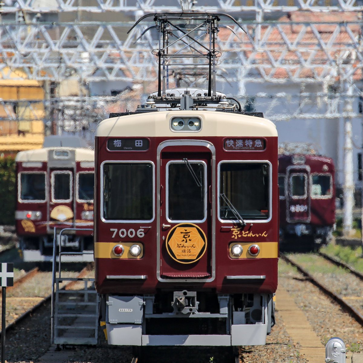 京とれいん雅洛が撮り鉄に囲まれながら出発進行され動画投稿