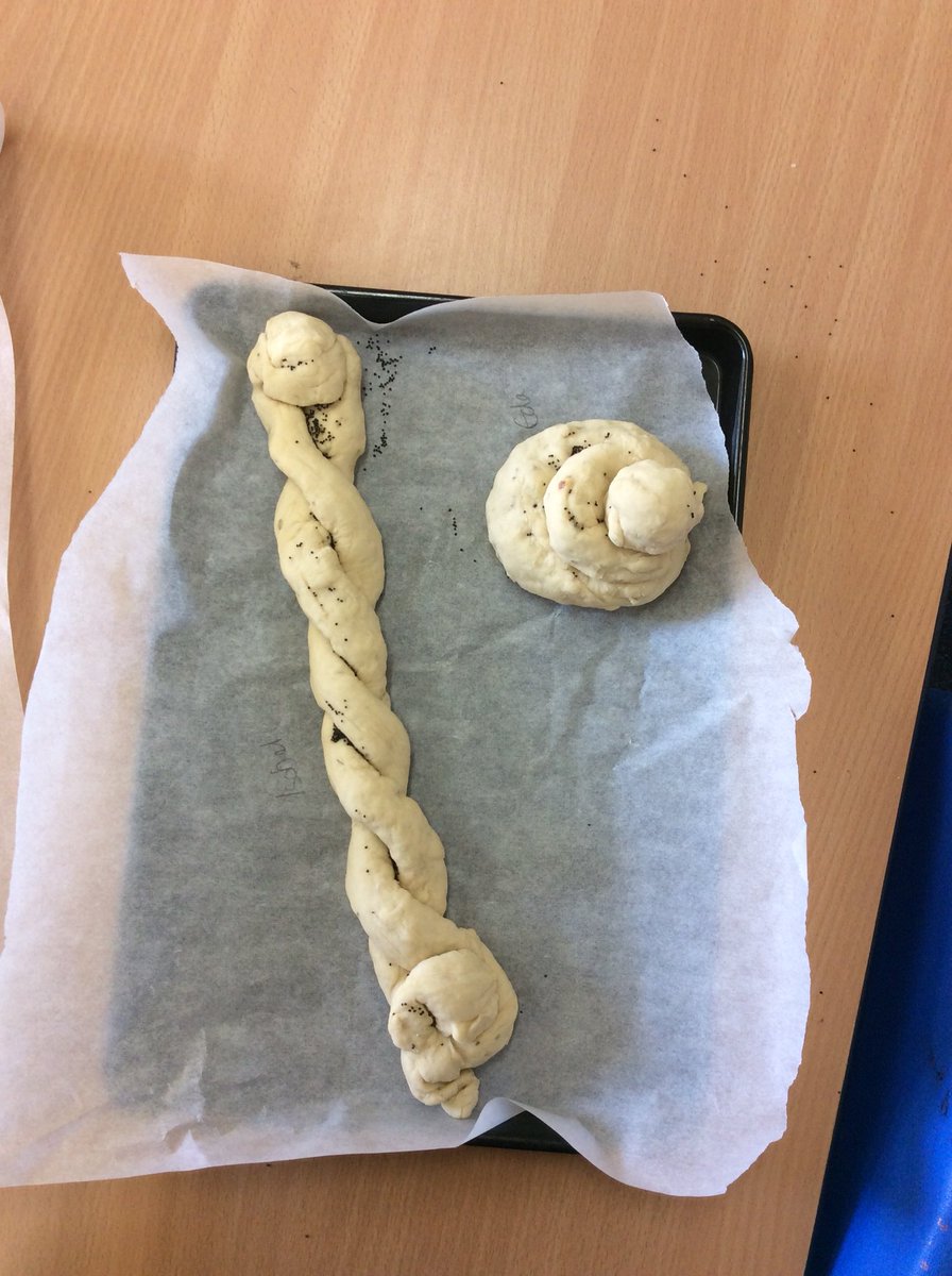 MissBrown_MBPS's tweet image. We evaluated our first breads and made a second attempt. This time we’ve added some flavours to make it extra tasty! 🍞🧀🥖#breadmakers #deliciousbread #lookatthoseshapes #GFOL