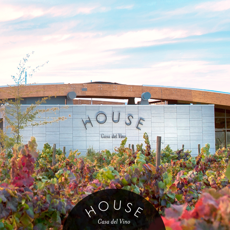 En House Casa del Vino encontrarás el lugar perfecto para visitar con tu empresa o amigos. Espacios para compartir con hasta 50 personas rodeado de jardines y viñedos.