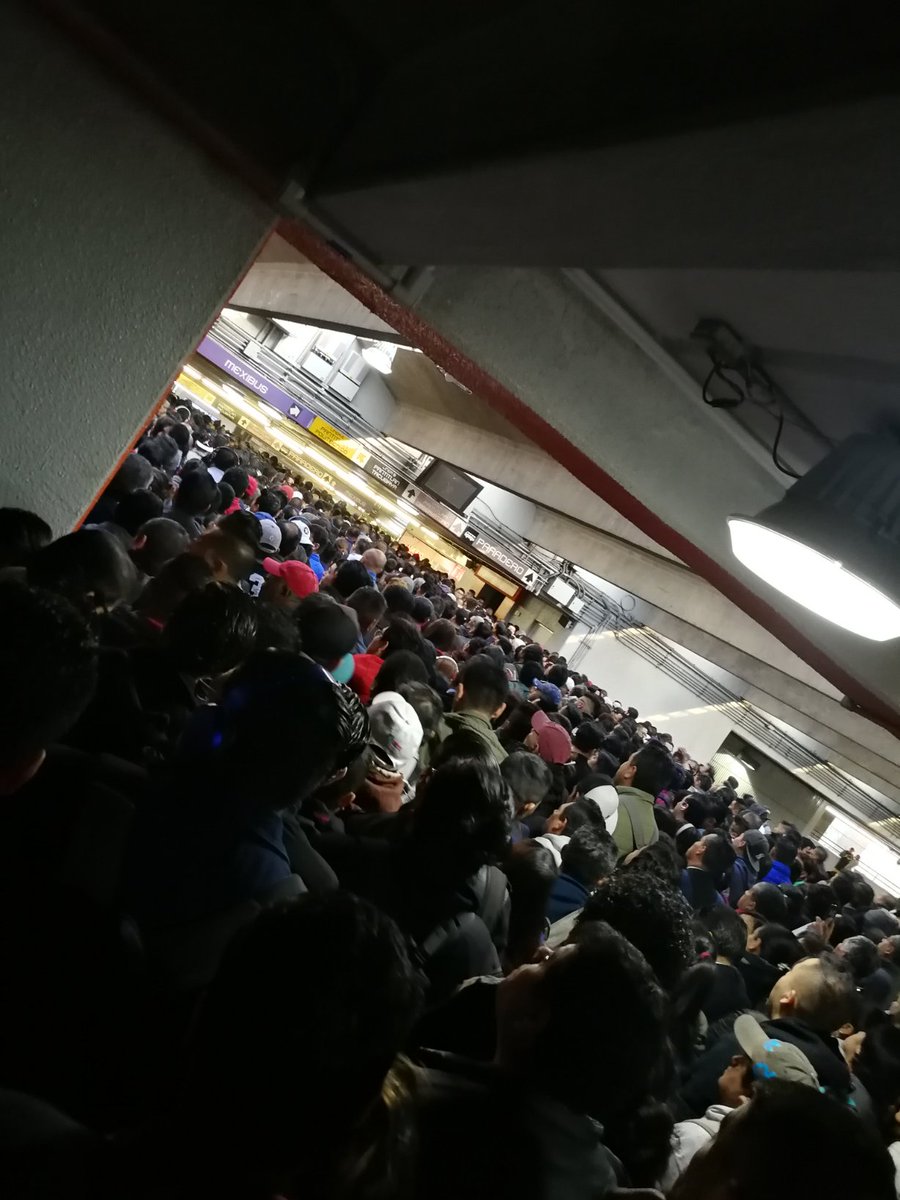 Paez_raven's tweet photo. @MetroCDMX que desmadre tienes en las líneas https://t.co/EaPbx8H1M8