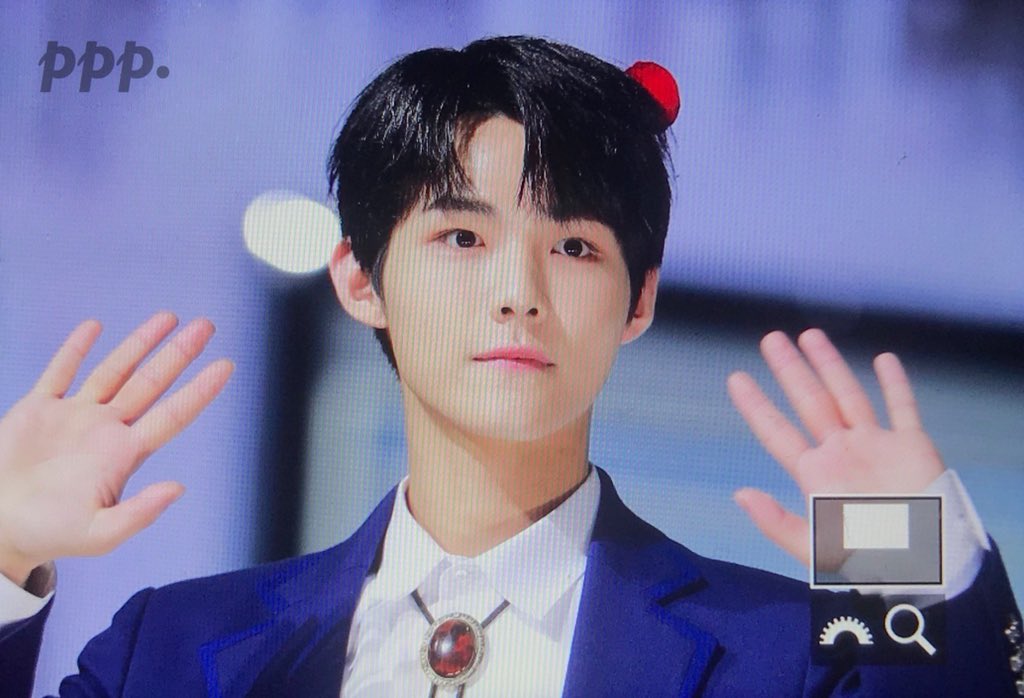 realllllyingtha's tweet photo. พยุงหน่อยค่ะ // ล้ม~😭
#LEEMIDAM #PRODUCE_X_101 #PRODUCEX101 https://t.co/7UW2Kwu6UC