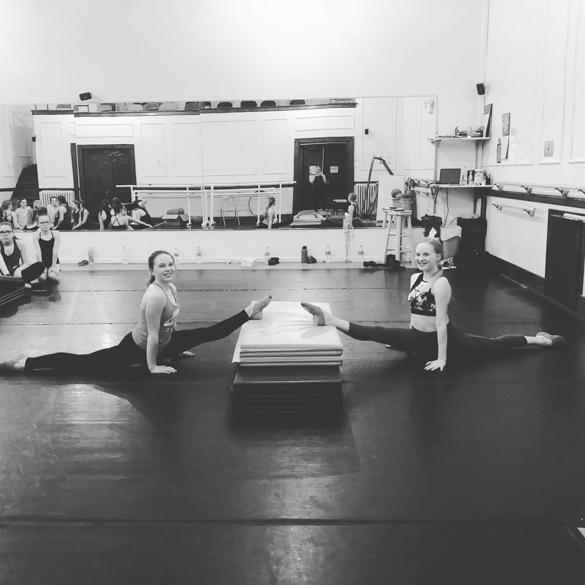 CentralDanceIA's tweet photo. Hyper-split Tuesday. #dance #dancer #dancing #dancestudio #cdalife #lemars #iowa #siouxland #hypersplit #flexibility #workit #welovedance #jazzclass #jazzdance https://t.co/jakBHsaps1