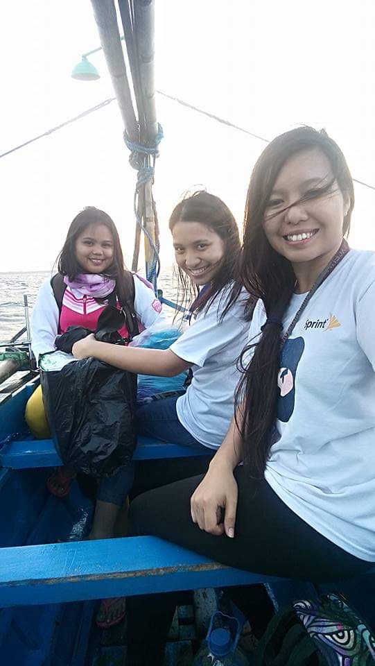 iamvivsss's tweet photo. Action pictures. ❤✨
Miss na miss ko na talaga ang mga maaksyong fieldwork. 💪😍💕

PS. Yung 1st pic. Naka-smile si ako pero deep inside takot na takot na kasi nasa gitna kami ng dagat habang may bagyo. 😅

#HumanEcology
#NeedsAssessment
#Practicum2017 https://t.co/fO5u2NbwmY
