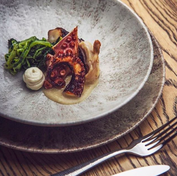 WalkingMatters's tweet photo. Stunning seared octopus on semolina dish from @casamaresalerno looking amazing on @churchill1795's #studioprintsstone with #churchillcutlery on the side in Bamboo! ππ€©
#TabletopMatters
#theartofplating #chefs #gastronomy #platingskills #seafood #foodie #flateware https://t.co/n2lDT53KcL
