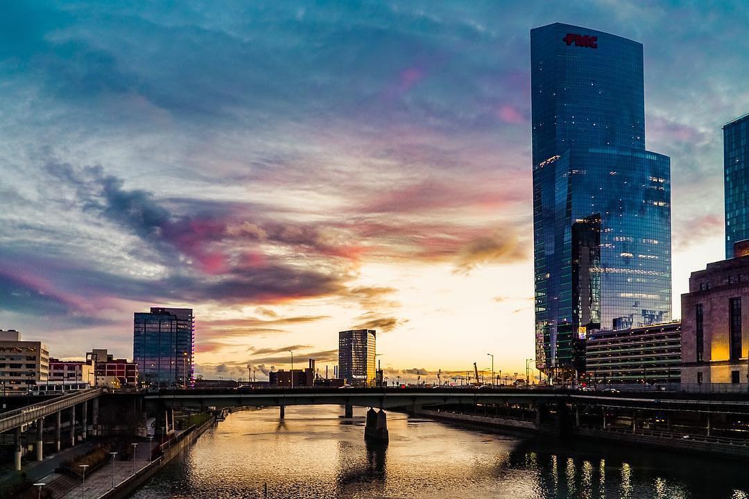 visitphilly's tweet photo. Bye-bye, winter sunsets. Hello, spring in Philly!  🙌🌷 [📸: @whyilovephilly on Instagram ] Check out more beautiful Philadelphia imagery on the @visitphilly Instagram page: https://t.co/XAi92FnazY https://t.co/Wj6IdDfKDv