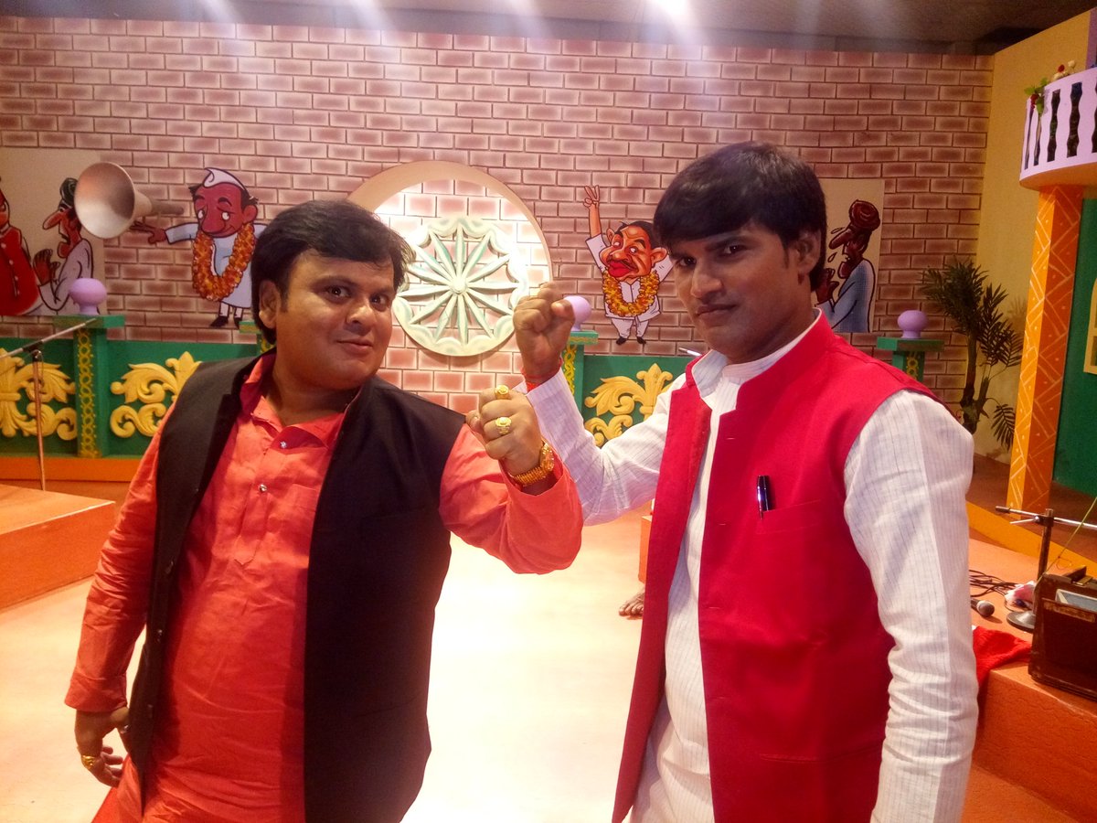 Dharmen25694147's tweet photo. 23,24,मार्च 2019 शनिवार रविवार 
शाम 6 बजे से बिग गंगा चैनल पर राजनैतिक मुकाबले मे गठबंधन के
तरफ से अपनी गीतो के माध्यम से 
चुनावी जंग मे उपस्थित रहुगां https://t.co/VcO2UHj6WK